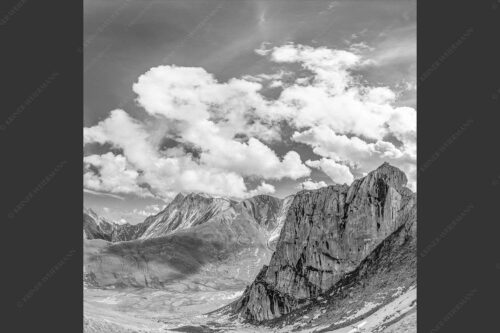 Bergsteiger mit Blick aufs Gatterl und kleinem Wanner im Wettersteingenbirge - Gatterlblick 1:1 sw -- Gatterl und Hochwanner im Wetterstein - mehr Infos bei www.Kriner-Weiermann.de