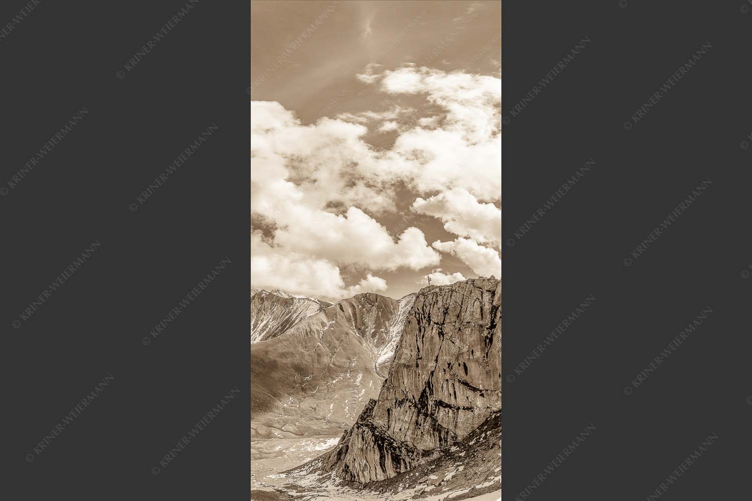 Bergsteiger mit Blick aufs Gatterl und kleinem Wanner im Wettersteingenbirge - Gatterlblick 1:2 sepia -- Gatterl und Hochwanner im Wetterstein - mehr Infos bei www.Kriner-Weiermann.de