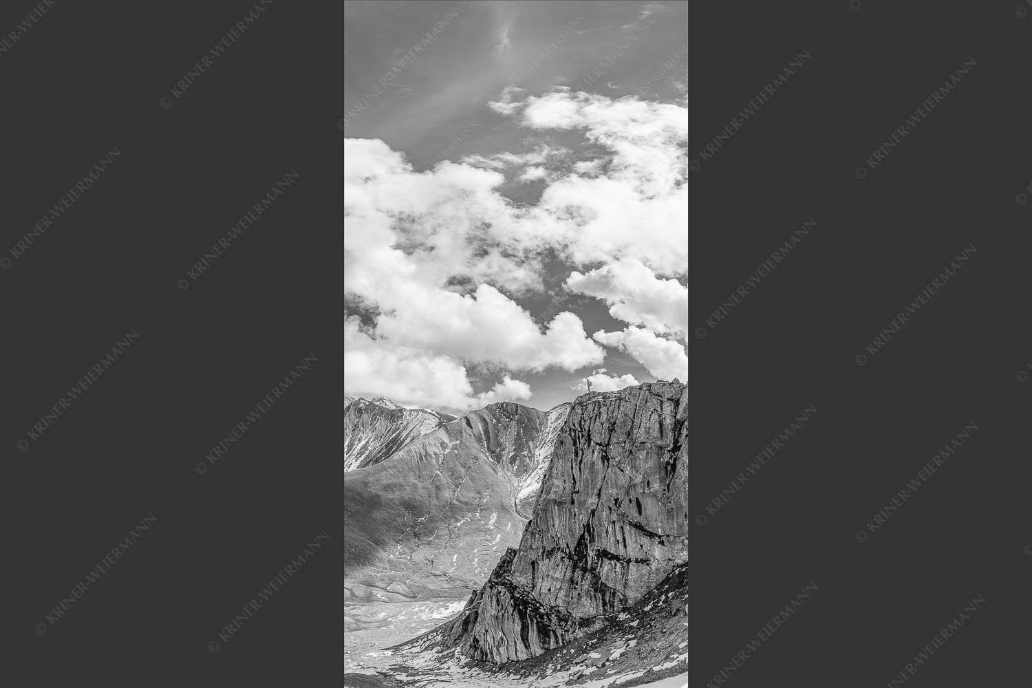 Bergsteiger mit Blick aufs Gatterl und kleinem Wanner im Wettersteingenbirge - Gatterlblick 1:2 sw -- Gatterl und Hochwanner im Wetterstein - mehr Infos bei www.Kriner-Weiermann.de