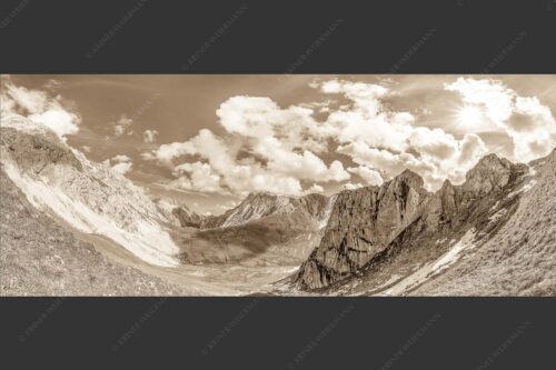 Bergsteiger mit Blick aufs Gatterl und kleinem Wanner im Wettersteingenbirge - Gatterlblick 2,5:1 sepia -- Gatterl und Hochwanner im Wetterstein - mehr Infos bei www.Kriner-Weiermann.de