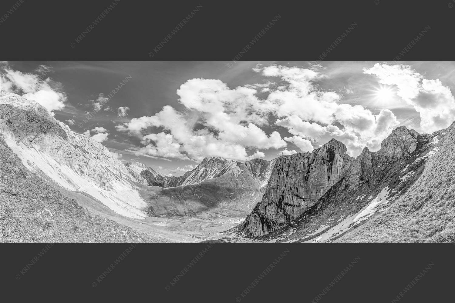 Bergsteiger mit Blick aufs Gatterl und kleinem Wanner im Wettersteingenbirge - Gatterlblick 2,5:1 sw -- Gatterl und Hochwanner im Wetterstein - mehr Infos bei www.Kriner-Weiermann.de