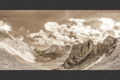 Bergsteiger mit Blick aufs Gatterl und kleinem Wanner im Wettersteingenbirge - Gatterlblick 2:1 sepia -- Gatterl und Hochwanner im Wetterstein - mehr Infos bei www.Kriner-Weiermann.de