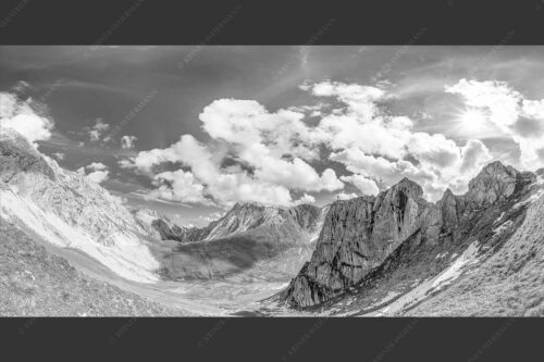 Bergsteiger mit Blick aufs Gatterl und kleinem Wanner im Wettersteingenbirge - Gatterlblick 2:1 sw -- Gatterl und Hochwanner im Wetterstein - mehr Infos bei www.Kriner-Weiermann.de