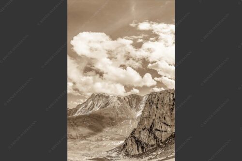 Bergsteiger mit Blick aufs Gatterl und kleinem Wanner im Wettersteingenbirge - Gatterlblick 2:3 sepia -- Gatterl und Hochwanner im Wetterstein - mehr Infos bei www.Kriner-Weiermann.de