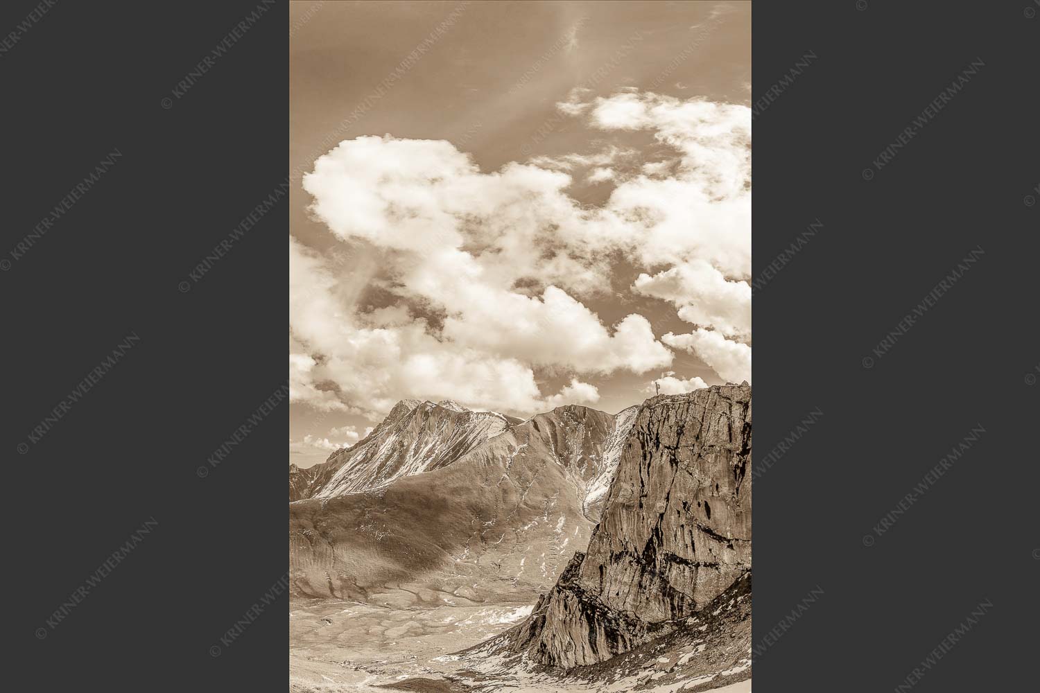Bergsteiger mit Blick aufs Gatterl und kleinem Wanner im Wettersteingenbirge - Gatterlblick 2:3 sepia -- Gatterl und Hochwanner im Wetterstein - mehr Infos bei www.Kriner-Weiermann.de