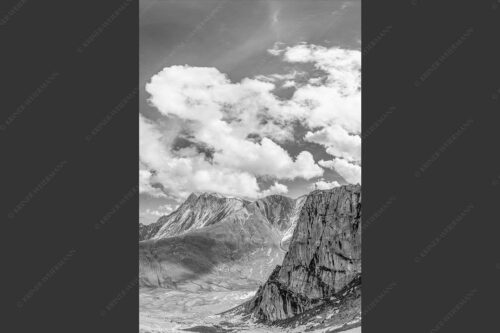 Bergsteiger mit Blick aufs Gatterl und kleinem Wanner im Wettersteingenbirge - Gatterlblick 2:3 sw -- Gatterl und Hochwanner im Wetterstein - mehr Infos bei www.Kriner-Weiermann.de