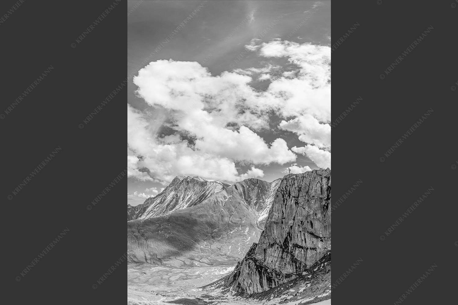 Bergsteiger mit Blick aufs Gatterl und kleinem Wanner im Wettersteingenbirge - Gatterlblick 2:3 sw -- Gatterl und Hochwanner im Wetterstein - mehr Infos bei www.Kriner-Weiermann.de