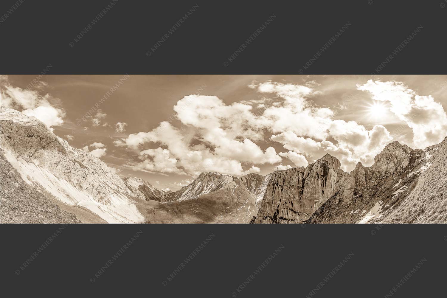 Bergsteiger mit Blick aufs Gatterl und kleinem Wanner im Wettersteingenbirge - Gatterlblick 3:1 sepia -- Gatterl und Hochwanner im Wetterstein - mehr Infos bei www.Kriner-Weiermann.de