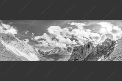 Bergsteiger mit Blick aufs Gatterl und kleinem Wanner im Wettersteingenbirge - Gatterlblick 3:1 sw -- Gatterl und Hochwanner im Wetterstein - mehr Infos bei www.Kriner-Weiermann.de