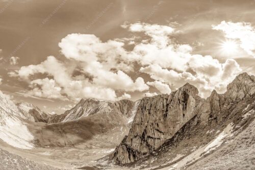 Bergsteiger mit Blick aufs Gatterl und kleinem Wanner im Wettersteingenbirge - Gatterlblick 3:2 sepia -- Gatterl und Hochwanner im Wetterstein - mehr Infos bei www.Kriner-Weiermann.de