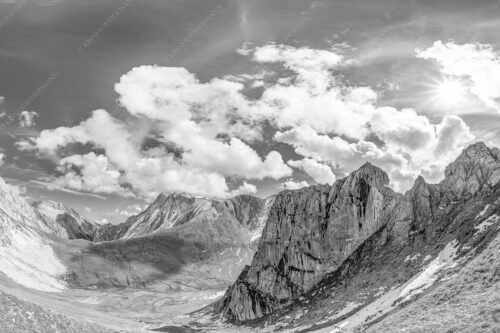 Bergsteiger mit Blick aufs Gatterl und kleinem Wanner im Wettersteingenbirge - Gatterlblick 3:2 sw -- Gatterl und Hochwanner im Wetterstein - mehr Infos bei www.Kriner-Weiermann.de