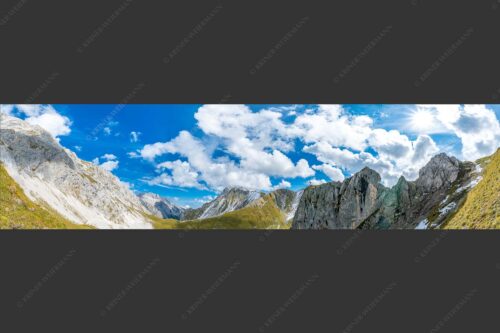 Bergsteiger mit Blick aufs Gatterl und kleinem Wanner im Wettersteingenbirge - Gatterlblick 4:1  -- Gatterl und Hochwanner im Wetterstein - mehr Infos bei www.Kriner-Weiermann.de