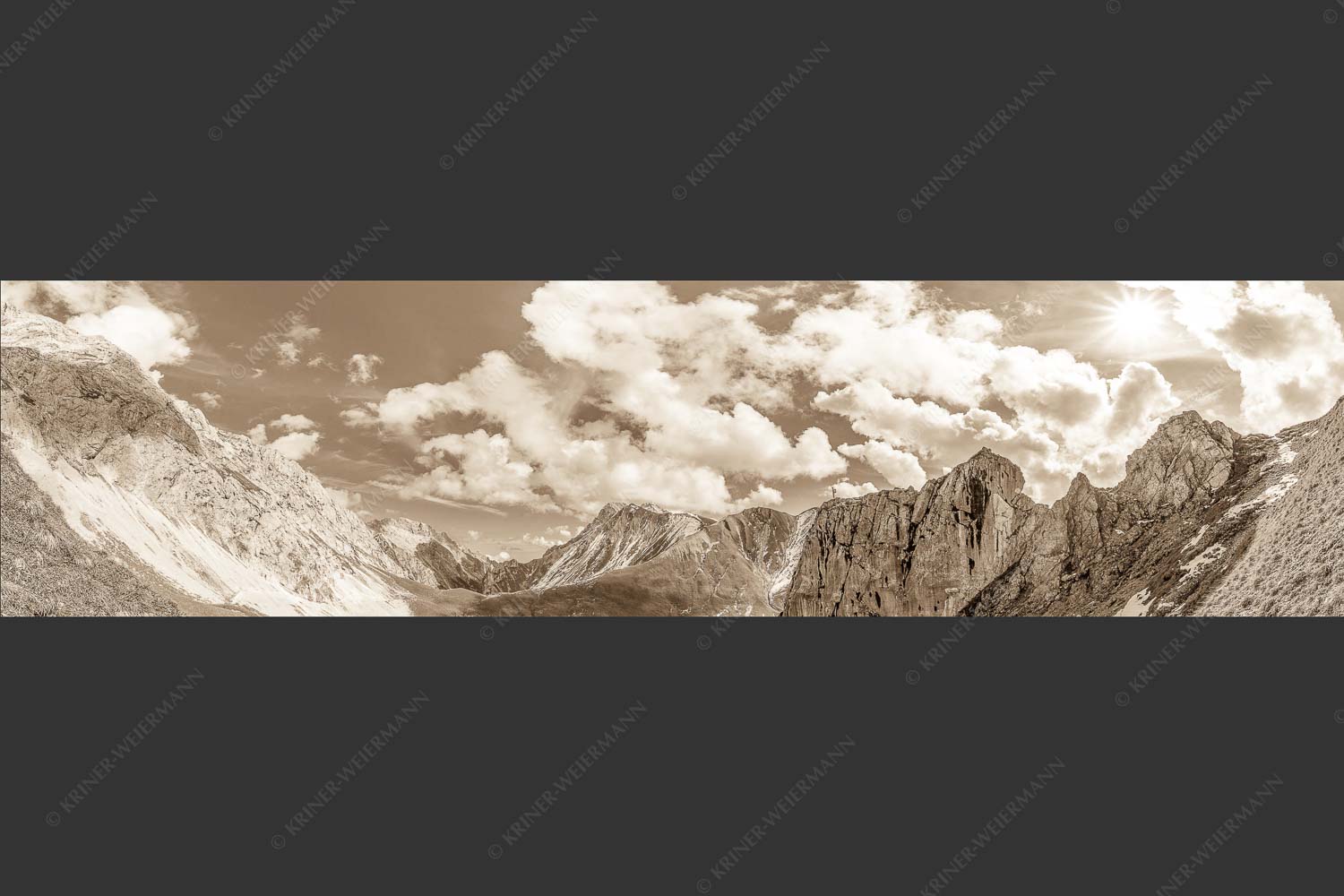 Bergsteiger mit Blick aufs Gatterl und kleinem Wanner im Wettersteingenbirge - Gatterlblick 4:1 sepia -- Gatterl und Hochwanner im Wetterstein - mehr Infos bei www.Kriner-Weiermann.de