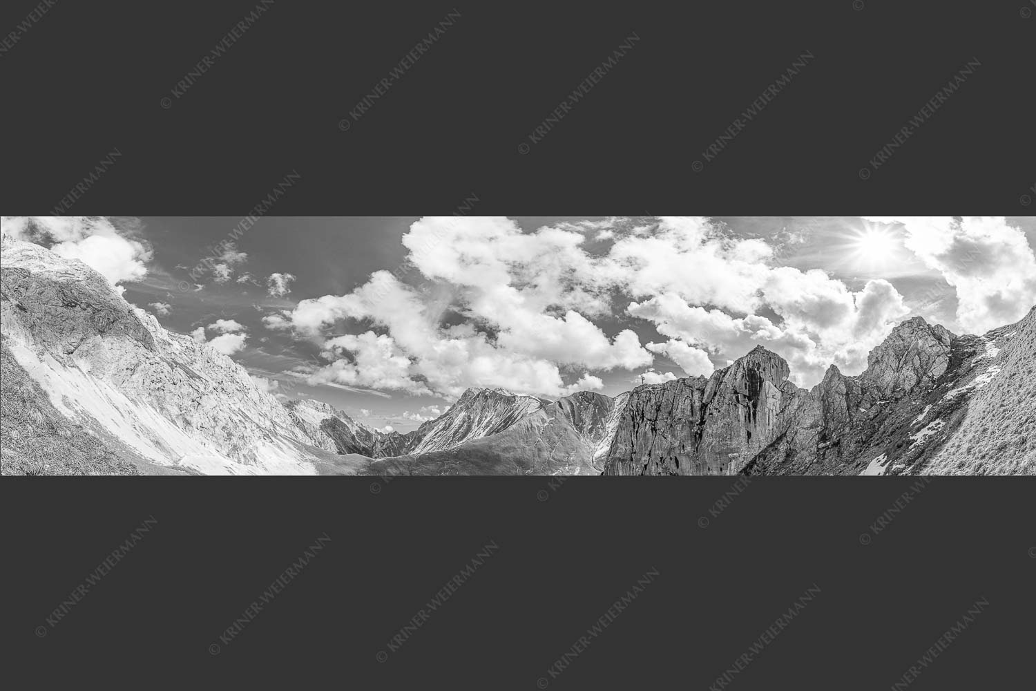 Bergsteiger mit Blick aufs Gatterl und kleinem Wanner im Wettersteingenbirge - Gatterlblick 4:1 sw -- Gatterl und Hochwanner im Wetterstein - mehr Infos bei www.Kriner-Weiermann.de