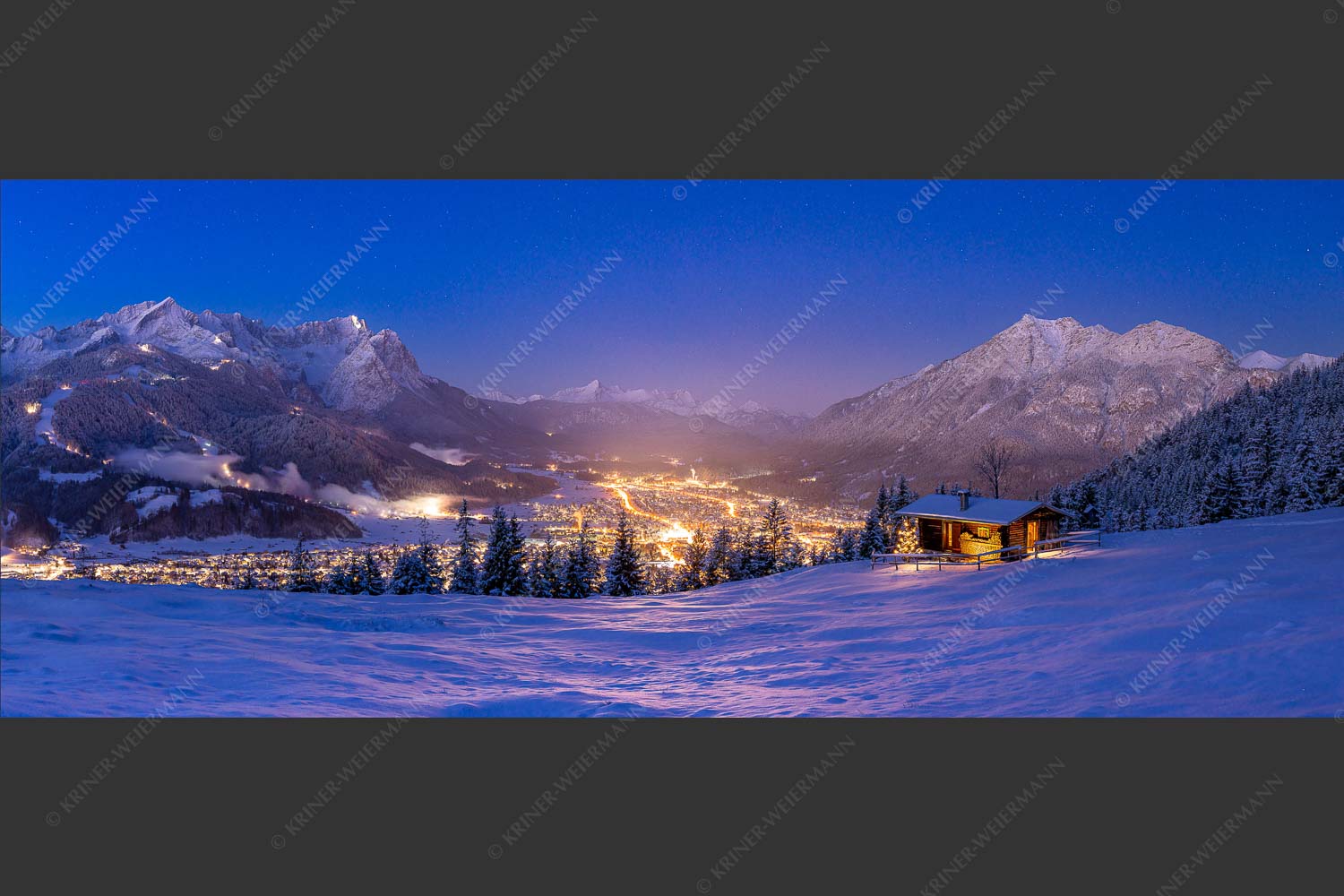 Blick über die Eckenhütte mit Garmisch-Partenkirchen und Zugspitzmassiv - Gegenpol 2,5:1 -- Advent an Eckenhütte mit Garmisch-Partenkirchen - mehr Infos bei www.Kriner-Weiermann.de