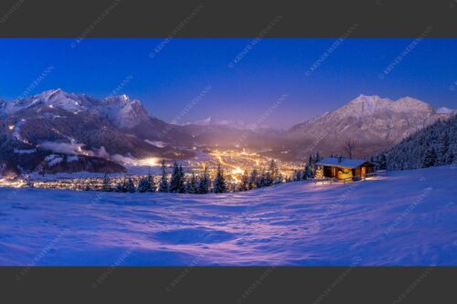 Blick über die Eckenhütte mit Garmisch-Partenkirchen und Zugspitzmassiv - Gegenpol 2:1  -- Advent an Eckenhütte mit Garmisch-Partenkirchen - mehr Infos bei www.Kriner-Weiermann.de