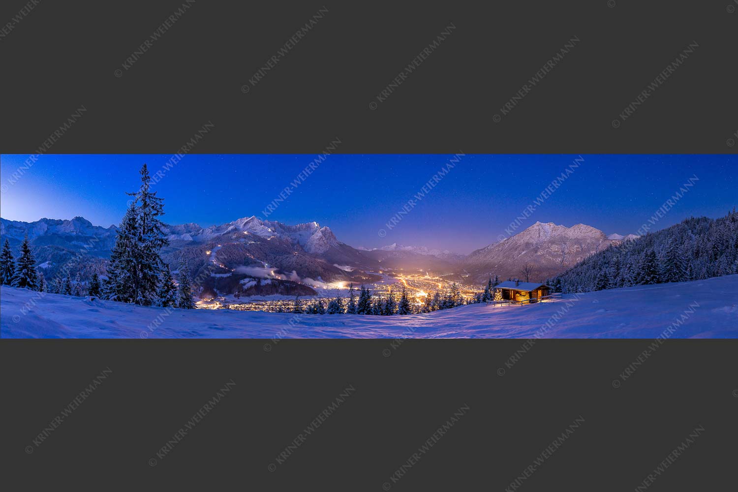 Blick über die Eckenhütte mit Garmisch-Partenkirchen und Zugspitzmassiv - Gegenpol 4:1 -- Advent an Eckenhütte mit Garmisch-Partenkirchen - mehr Infos bei www.Kriner-Weiermann.de