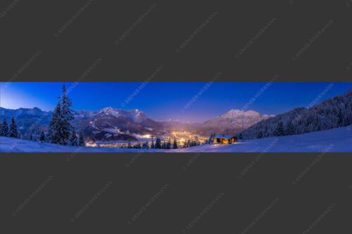 Blick über die Eckenhütte mit Garmisch-Partenkirchen und Zugspitzmassiv - Gegenpol 5:1  -- Advent an Eckenhütte mit Garmisch-Partenkirchen - mehr Infos bei www.Kriner-Weiermann.de