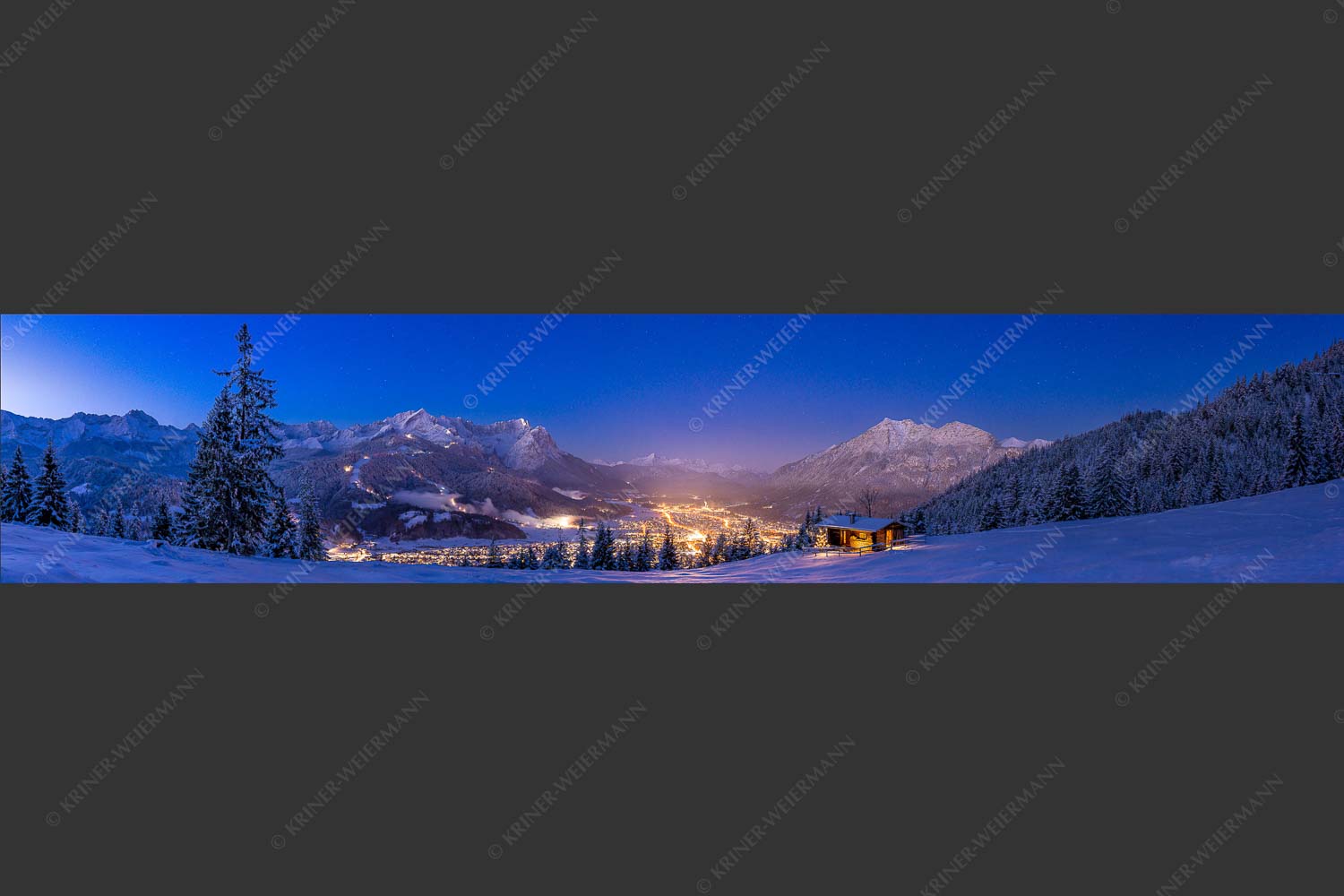 Blick über die Eckenhütte mit Garmisch-Partenkirchen und Zugspitzmassiv - Gegenpol 5:1 -- Advent an Eckenhütte mit Garmisch-Partenkirchen - mehr Infos bei www.Kriner-Weiermann.de