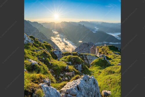 Blick von der Gehrenspitze im Wetterstein übers Leutaschtal in den Sonnenaufgang - Gehrenspitzmorgen 1:1  -- Gehrenspitze mit Leutaschtal - mehr Infos bei www.Kriner-Weiermann.de