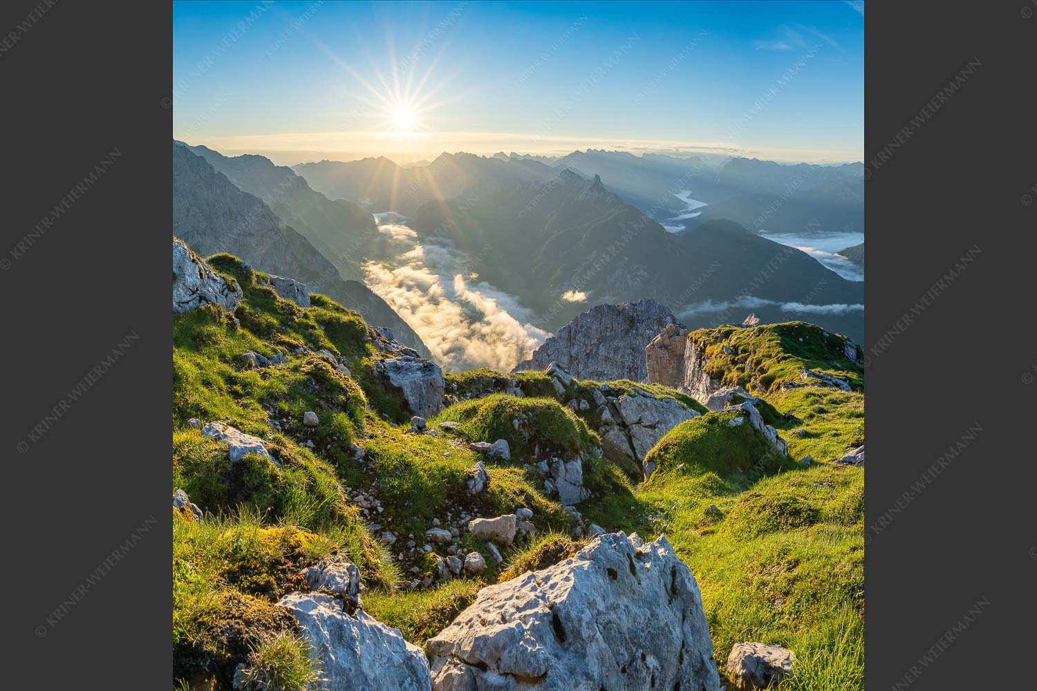Blick von der Gehrenspitze im Wetterstein übers Leutaschtal in den Sonnenaufgang - Gehrenspitzmorgen 1:1 -- Gehrenspitze mit Leutaschtal - mehr Infos bei www.Kriner-Weiermann.de