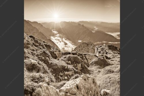 Blick von der Gehrenspitze im Wetterstein übers Leutaschtal in den Sonnenaufgang - Gehrenspitzmorgen 1:1 sepia -- Gehrenspitze mit Leutaschtal - mehr Infos bei www.Kriner-Weiermann.de