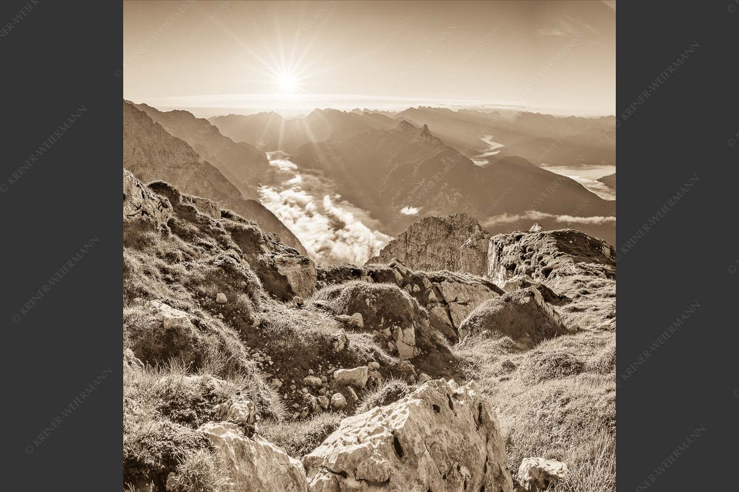 Blick von der Gehrenspitze im Wetterstein übers Leutaschtal in den Sonnenaufgang - Gehrenspitzmorgen 1:1 sepia -- Gehrenspitze mit Leutaschtal - mehr Infos bei www.Kriner-Weiermann.de