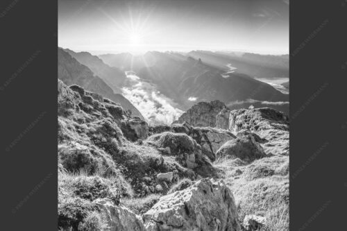 Blick von der Gehrenspitze im Wetterstein übers Leutaschtal in den Sonnenaufgang - Gehrenspitzmorgen 1:1 sw -- Gehrenspitze mit Leutaschtal - mehr Infos bei www.Kriner-Weiermann.de