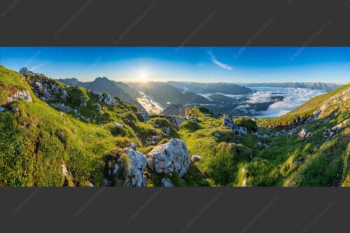 Blick von der Gehrenspitze im Wetterstein übers Leutaschtal in den Sonnenaufgang - Gehrenspitzmorgen 2,5:1  -- Gehrenspitze mit Leutaschtal - mehr Infos bei www.Kriner-Weiermann.de