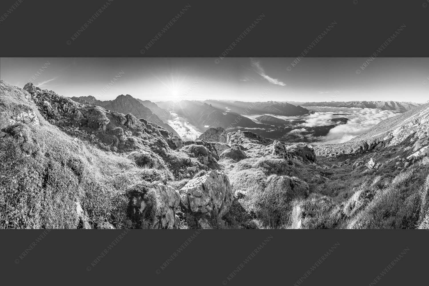 Blick von der Gehrenspitze im Wetterstein übers Leutaschtal in den Sonnenaufgang - Gehrenspitzmorgen 2,5:1 sw -- Gehrenspitze mit Leutaschtal - mehr Infos bei www.Kriner-Weiermann.de