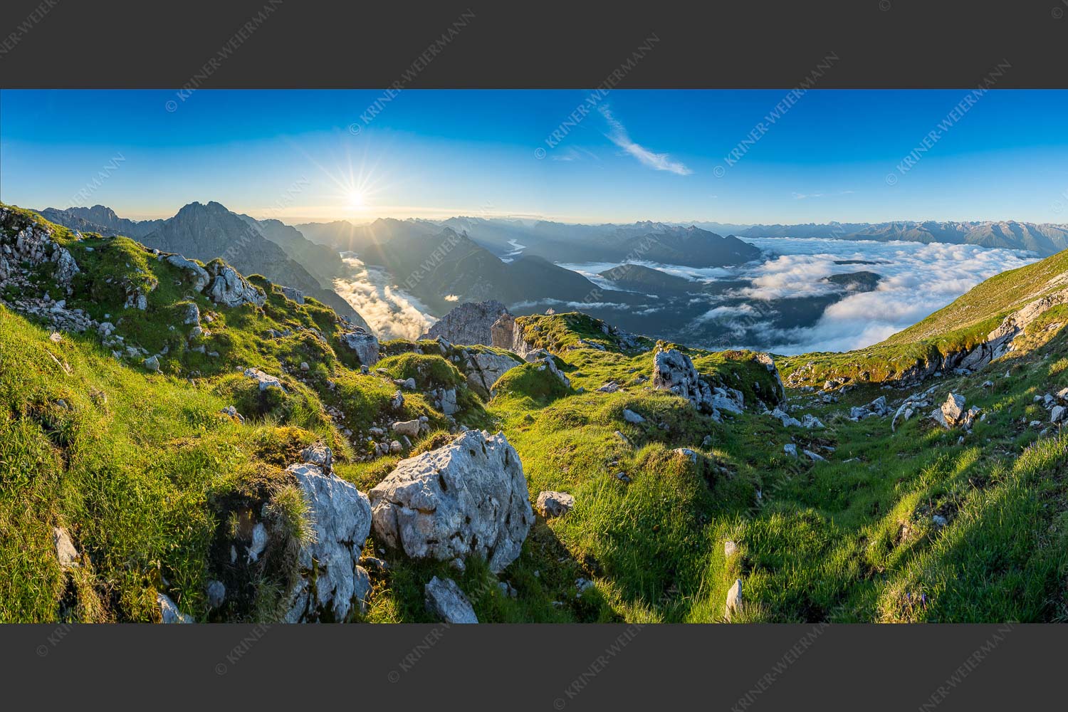 Blick von der Gehrenspitze im Wetterstein übers Leutaschtal in den Sonnenaufgang - Gehrenspitzmorgen 2:1  -- Gehrenspitze mit Leutaschtal - mehr Infos bei www.Kriner-Weiermann.de