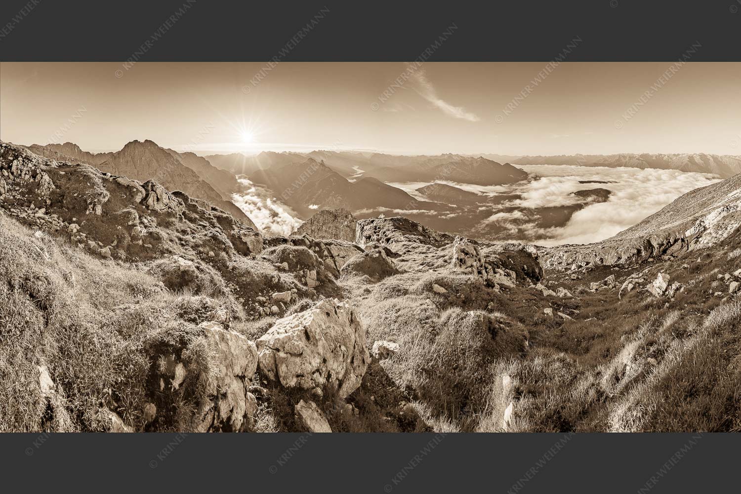 Blick von der Gehrenspitze im Wetterstein übers Leutaschtal in den Sonnenaufgang - Gehrenspitzmorgen 2:1 sepia -- Gehrenspitze mit Leutaschtal - mehr Infos bei www.Kriner-Weiermann.de