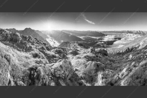 Blick von der Gehrenspitze im Wetterstein übers Leutaschtal in den Sonnenaufgang - Gehrenspitzmorgen 2:1 sw -- Gehrenspitze mit Leutaschtal - mehr Infos bei www.Kriner-Weiermann.de