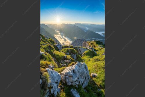 Blick von der Gehrenspitze im Wetterstein übers Leutaschtal in den Sonnenaufgang - Gehrenspitzmorgen 2:3  -- Gehrenspitze mit Leutaschtal - mehr Infos bei www.Kriner-Weiermann.de