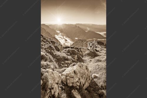 Blick von der Gehrenspitze im Wetterstein übers Leutaschtal in den Sonnenaufgang - Gehrenspitzmorgen 2:3 sepia -- Gehrenspitze mit Leutaschtal - mehr Infos bei www.Kriner-Weiermann.de