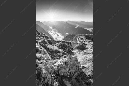 Blick von der Gehrenspitze im Wetterstein übers Leutaschtal in den Sonnenaufgang - Gehrenspitzmorgen 2:3 sw -- Gehrenspitze mit Leutaschtal - mehr Infos bei www.Kriner-Weiermann.de