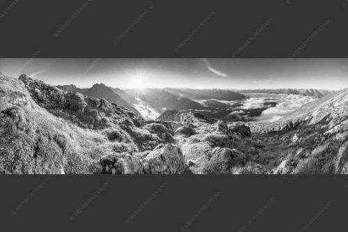 Blick von der Gehrenspitze im Wetterstein übers Leutaschtal in den Sonnenaufgang - Gehrenspitzmorgen 3:1 sw -- Gehrenspitze mit Leutaschtal - mehr Infos bei www.Kriner-Weiermann.de