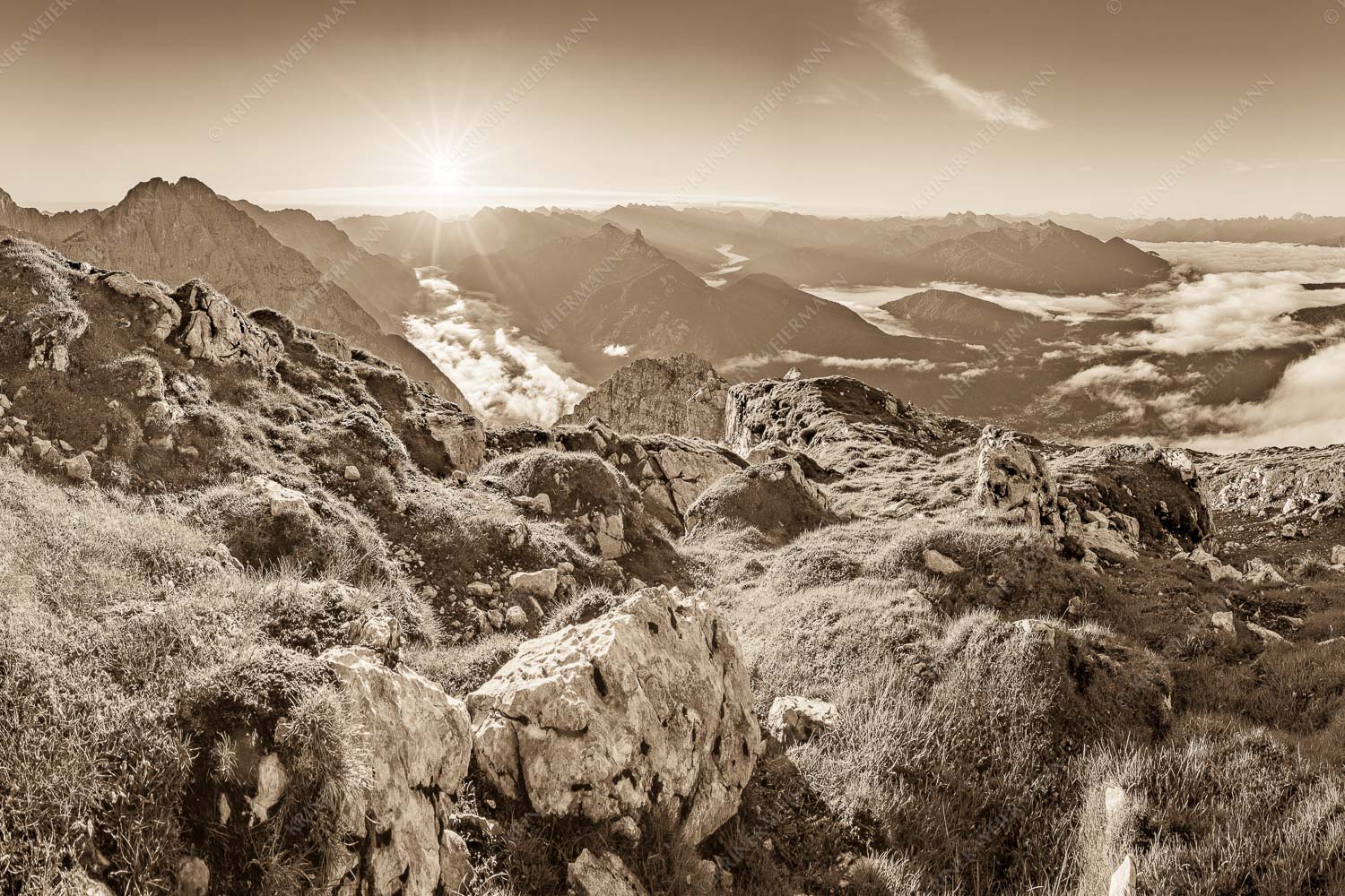 Blick von der Gehrenspitze im Wetterstein übers Leutaschtal in den Sonnenaufgang - Gehrenspitzmorgen 3:2 sepia -- Gehrenspitze mit Leutaschtal - mehr Infos bei www.Kriner-Weiermann.de