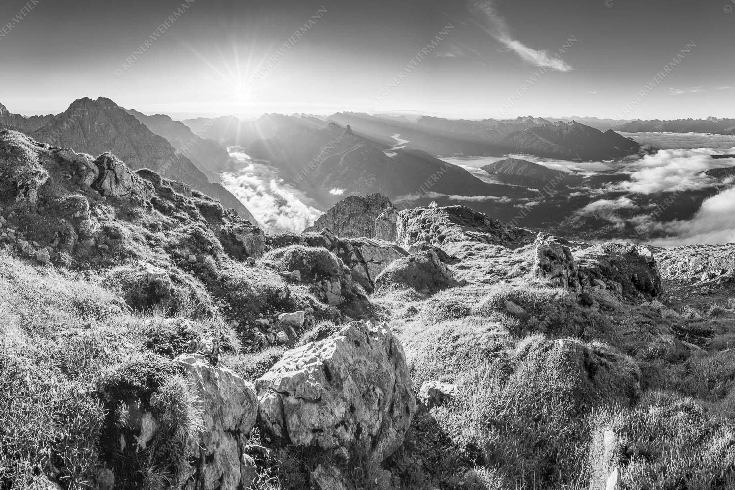 Blick von der Gehrenspitze im Wetterstein übers Leutaschtal in den Sonnenaufgang - Gehrenspitzmorgen 3:2 sw -- Gehrenspitze mit Leutaschtal - mehr Infos bei www.Kriner-Weiermann.de