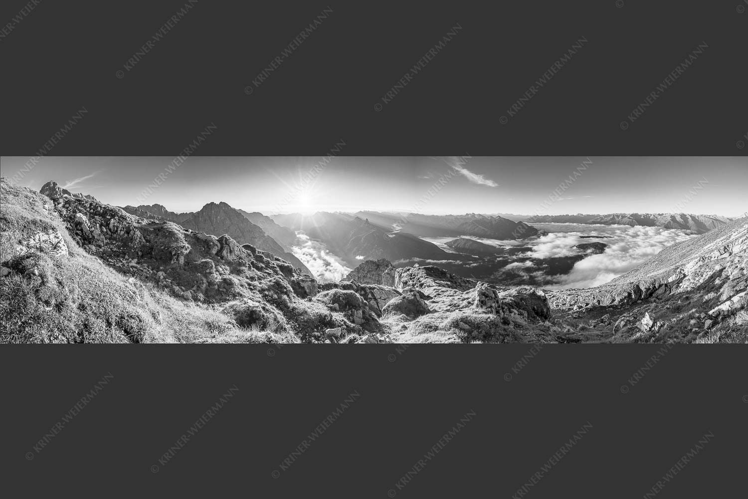 Blick von der Gehrenspitze im Wetterstein übers Leutaschtal in den Sonnenaufgang - Gehrenspitzmorgen 4:1 sw -- Gehrenspitze mit Leutaschtal - mehr Infos bei www.Kriner-Weiermann.de