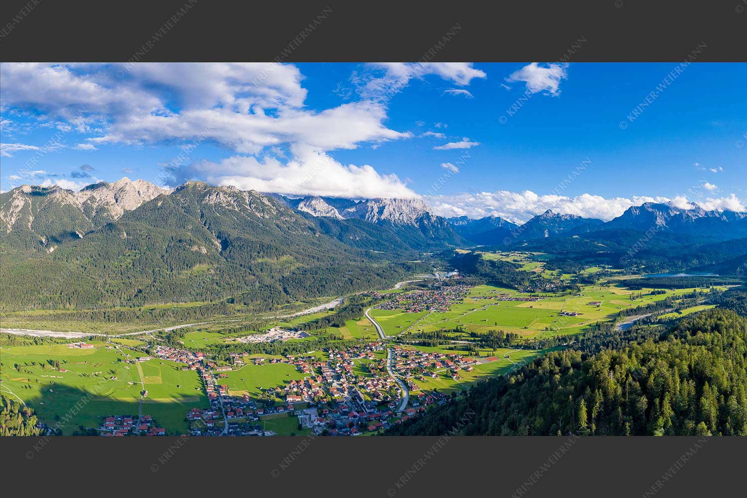 Blick über Oberes Isartal ins Karwendel- und Wettersteingebirge - Gelobtes Land 2:1 -- Wallgau und Krün im Oberen Isartal - mehr Infos bei www.Kriner-Weiermann.de