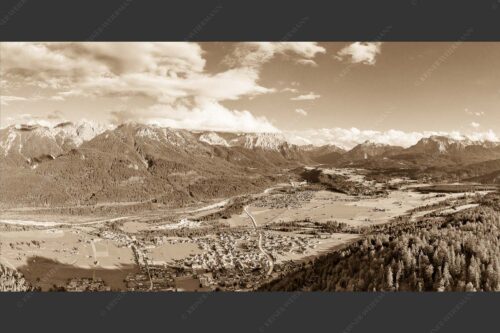 Blick über Oberes Isartal ins Karwendel- und Wettersteingebirge - Gelobtes Land 2:1 sepia -- Wallgau und Krün im Oberen Isartal - mehr Infos bei www.Kriner-Weiermann.de