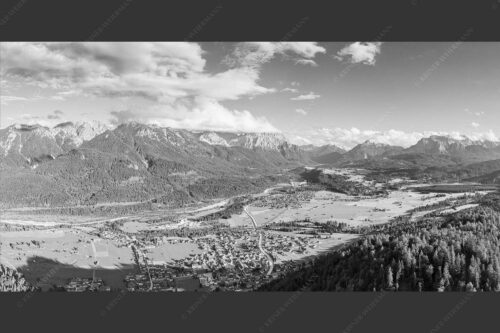 Blick über Oberes Isartal ins Karwendel- und Wettersteingebirge - Gelobtes Land 2:1 sw -- Wallgau und Krün im Oberen Isartal - mehr Infos bei www.Kriner-Weiermann.de
