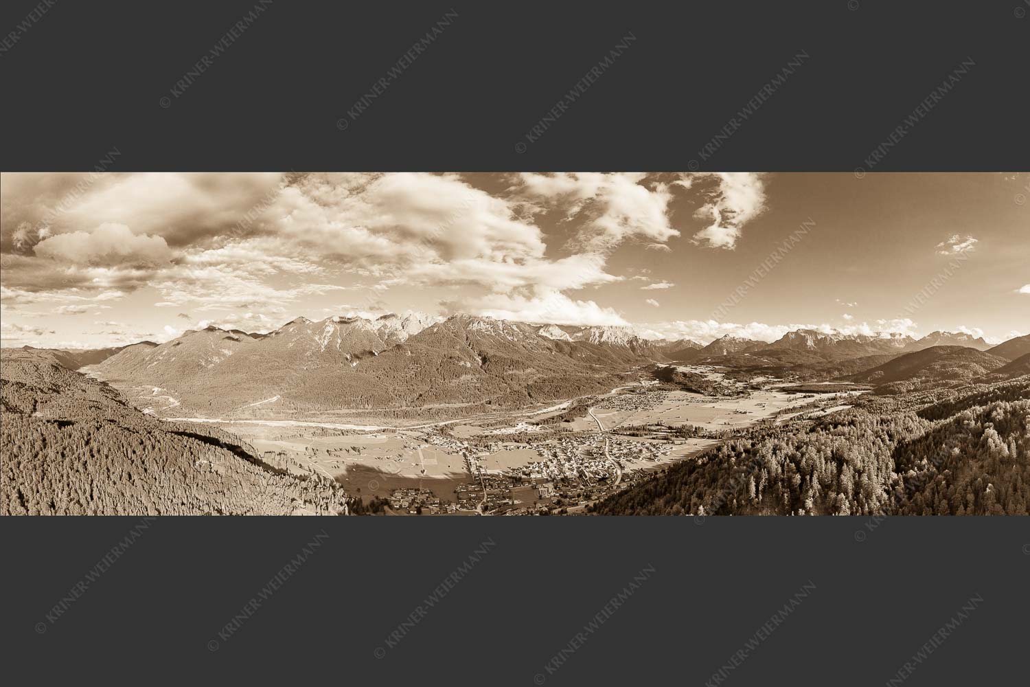 Blick über Oberes Isartal ins Karwendel- und Wettersteingebirge - Gelobtes Land 3:1 sepia -- Wallgau und Krün im Oberen Isartal - mehr Infos bei www.Kriner-Weiermann.de