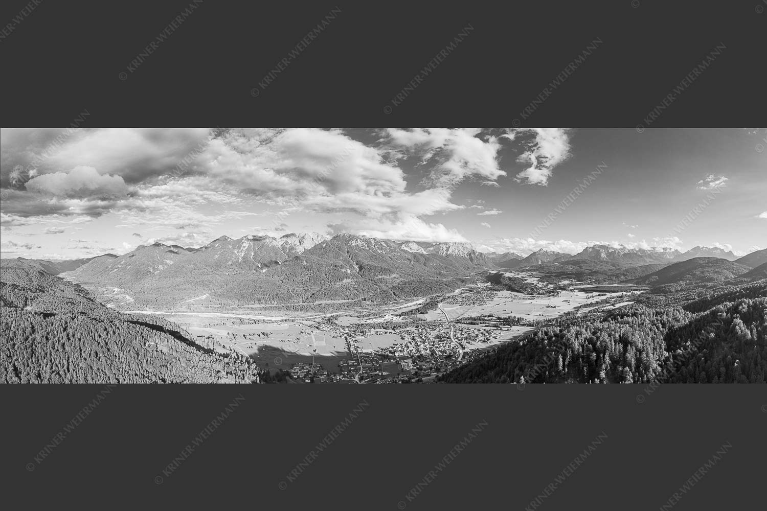 Blick über Oberes Isartal ins Karwendel- und Wettersteingebirge - Gelobtes Land 3:1 sw -- Wallgau und Krün im Oberen Isartal - mehr Infos bei www.Kriner-Weiermann.de