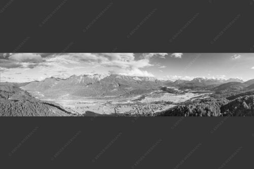 Blick über Oberes Isartal ins Karwendel- und Wettersteingebirge - Gelobtes Land 4:1 sw -- Wallgau und Krün im Oberen Isartal - mehr Infos bei www.Kriner-Weiermann.de