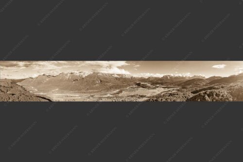 Blick über Oberes Isartal ins Karwendel- und Wettersteingebirge - Gelobtes Land 6:1 sepia -- Wallgau und Krün im Oberen Isartal - mehr Infos bei www.Kriner-Weiermann.de
