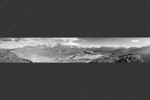 Blick über Oberes Isartal ins Karwendel- und Wettersteingebirge - Gelobtes Land 6:1 sw -- Wallgau und Krün im Oberen Isartal - mehr Infos bei www.Kriner-Weiermann.de