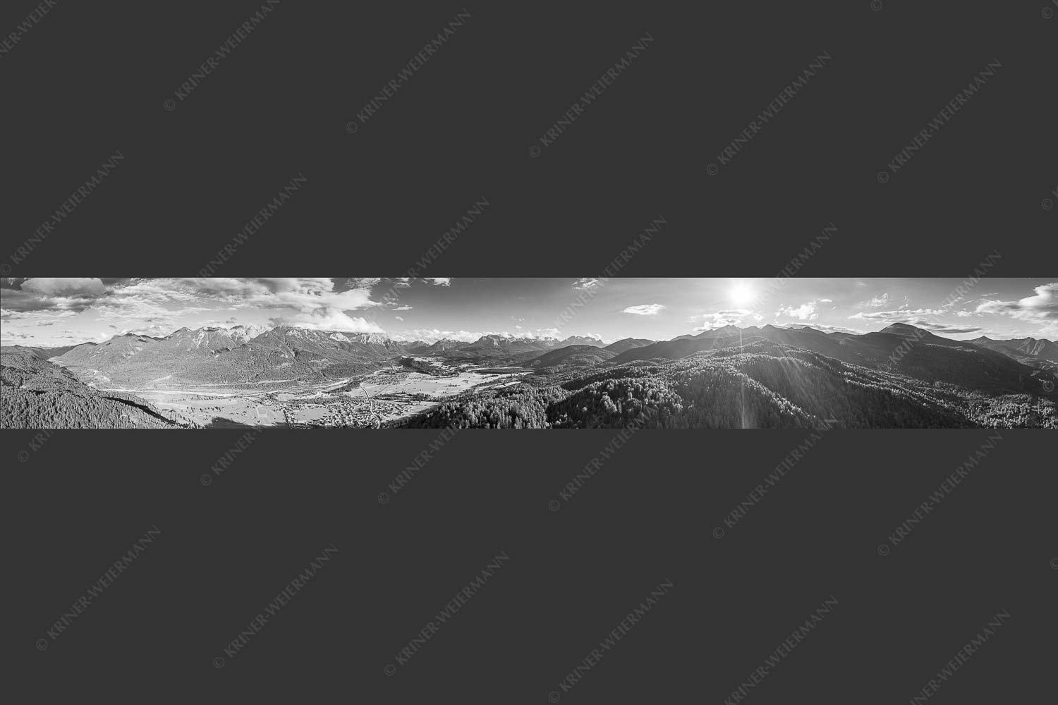 Blick über Oberes Isartal ins Karwendel- und Wettersteingebirge - Gelobtes Land 7:1 sw -- Wallgau und Krün im Oberen Isartal - mehr Infos bei www.Kriner-Weiermann.de