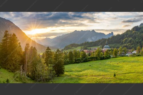 Blick über Kloster Ettal zum Kofel und ins Graswangtal - Gelöbnis 2:1  -- Kloster Ettal mit Sonnenuntergang im Graswangtal - mehr Infos bei www.Kriner-Weiermann.de